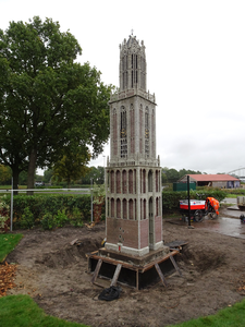 904960 Afbeelding van de plaatsing van de 5,63 meter hoge replica van de Domtoren op het terrein bij het gemaal De ...